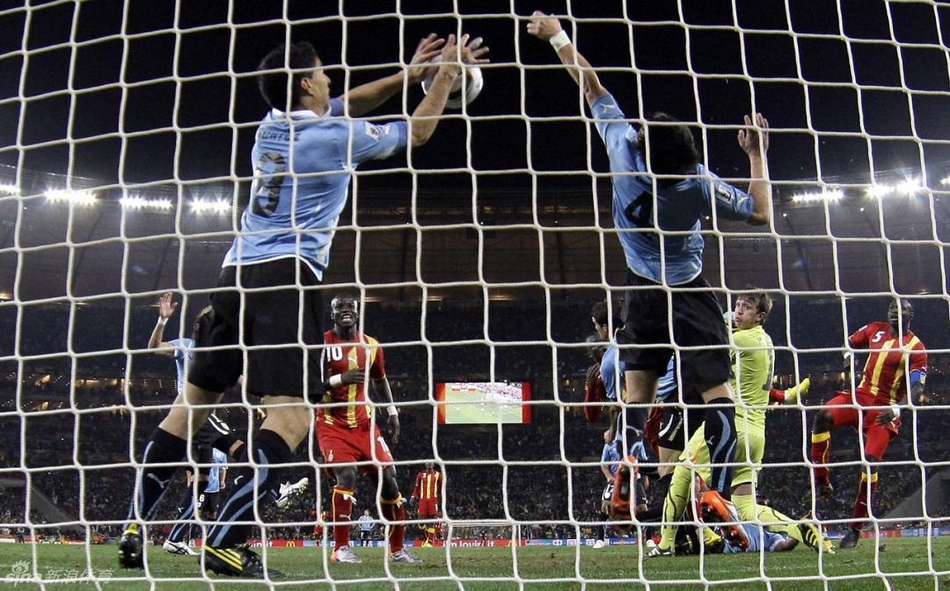 2010年世界杯，乌拉圭对阵加纳的比赛中，苏亚雷斯在门线上将对手必进之球用手挡出，裁判出示红牌将他罚下，但随后乌拉圭队却因此形势逆转艰难晋级。