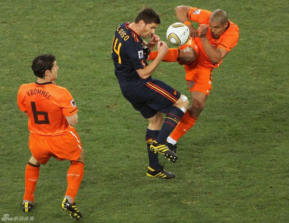 2010年世界杯决赛，西班牙对阵荷兰，德容飞踹阿隆索胸口的一幕被摄像机清晰的记录下来。