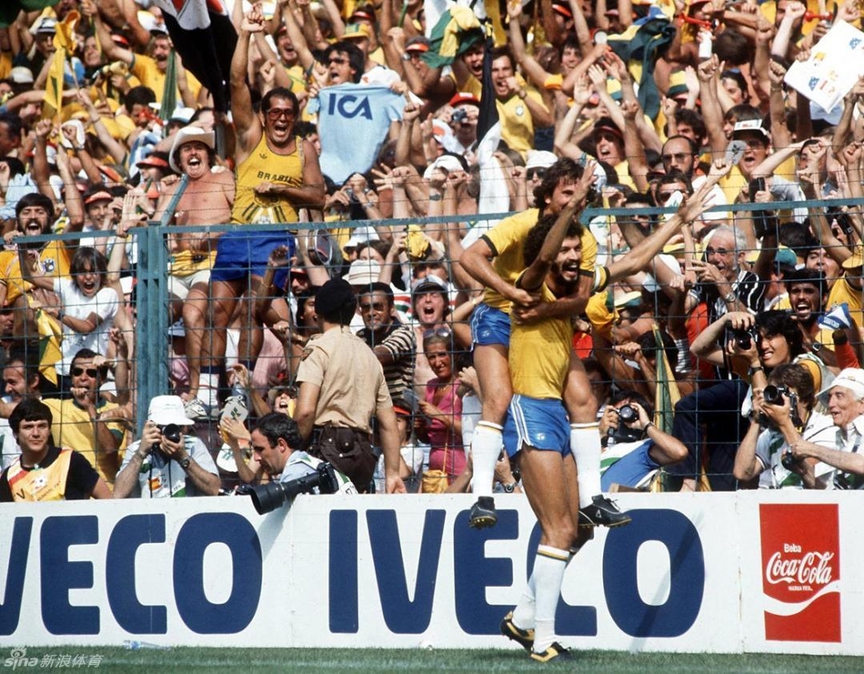 1982年世界杯，巴西对阵意大利，济科与苏格拉底庆祝进球，这一画面也成为苏格拉底足球生涯中的经典瞬间。