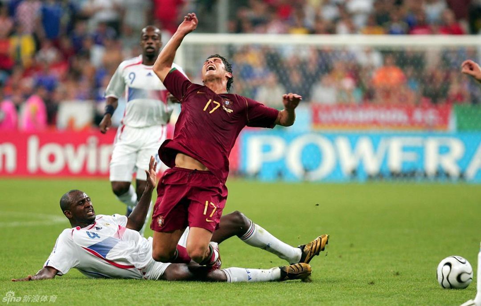 2006年世界杯，法国对阵葡萄牙，维埃拉将C罗铲翻在地。