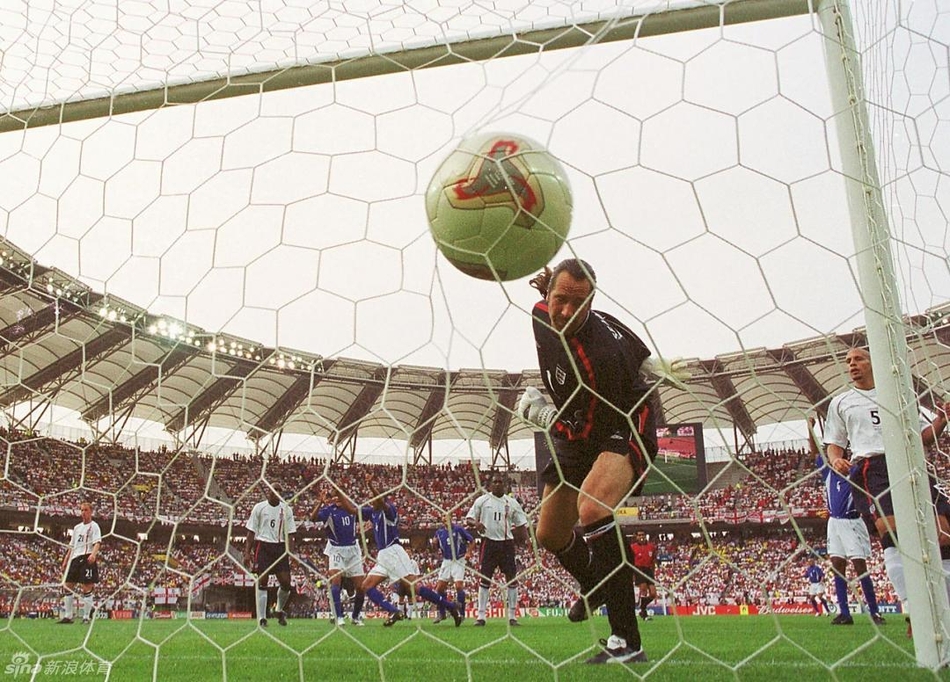 2002年世界杯四分之一决赛，巴西对阵英格兰，罗纳尔迪尼奥技惊四座的任意球直接破门。