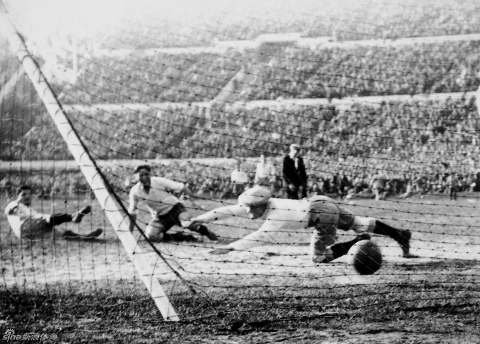 1930年首届世界杯在乌拉圭举行，东道主乌拉圭最终杀入决赛，与阿根廷会师，佩德罗-塞亚打破阿根廷门将胡安-博塔索十指关，助乌拉圭4-2取胜，夺得首届世界杯冠军。