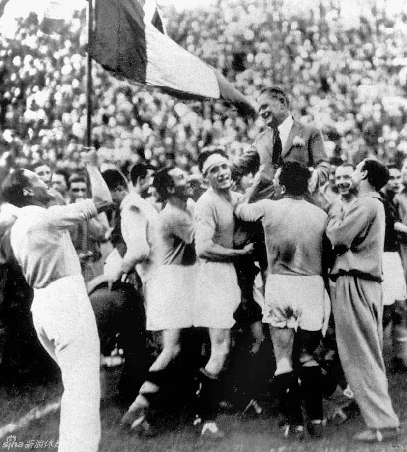1934年世界杯在法西斯独裁统治者墨索里尼治下的意大利举行，传奇教练波佐带领的意大利也在本土实现了夺冠，4年之后的法国世界杯，波佐带领意大利实现卫冕，成就双冠王。