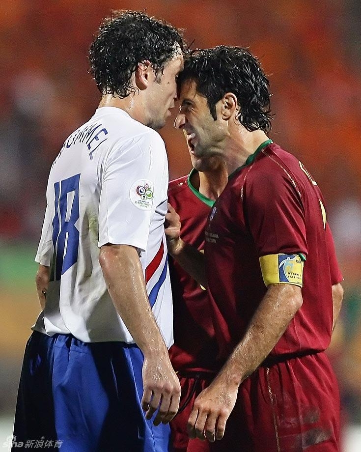 2006年世界杯，葡萄牙对阵荷兰，菲戈与范博梅尔较劲大秀铁头功
