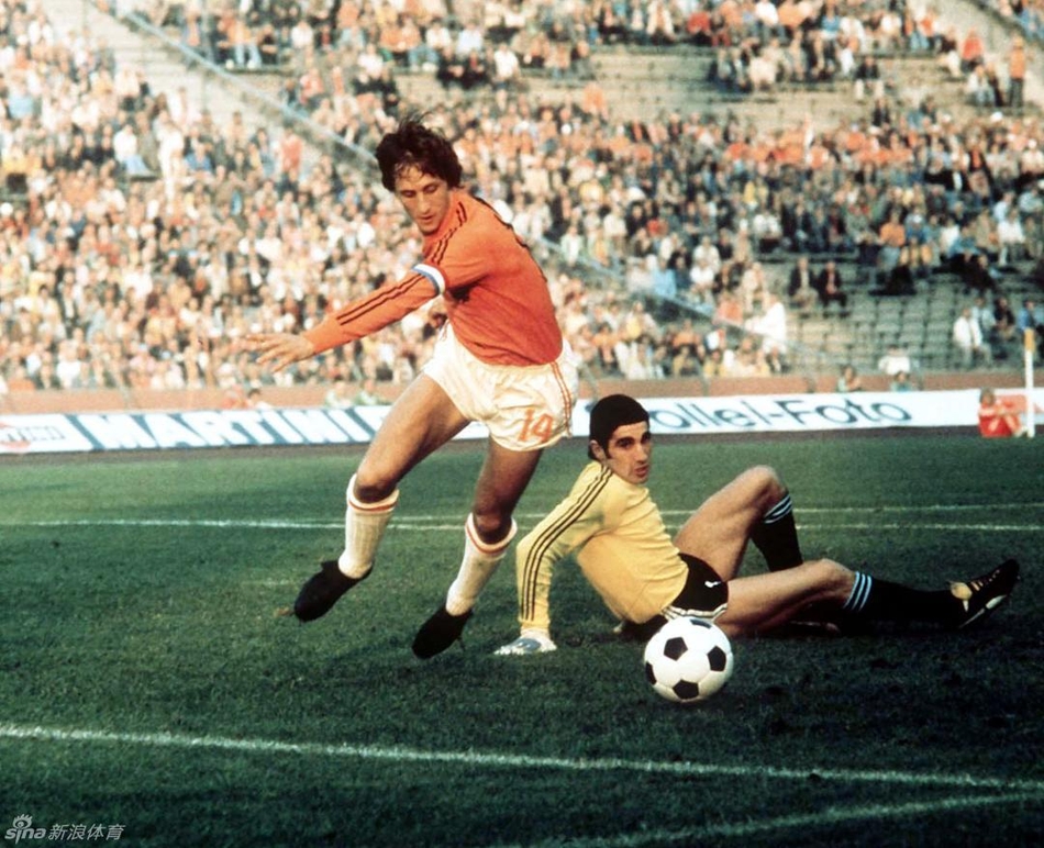 1974年世界杯，荷兰球星克鲁伊夫著名的“克鲁伊夫转身”。