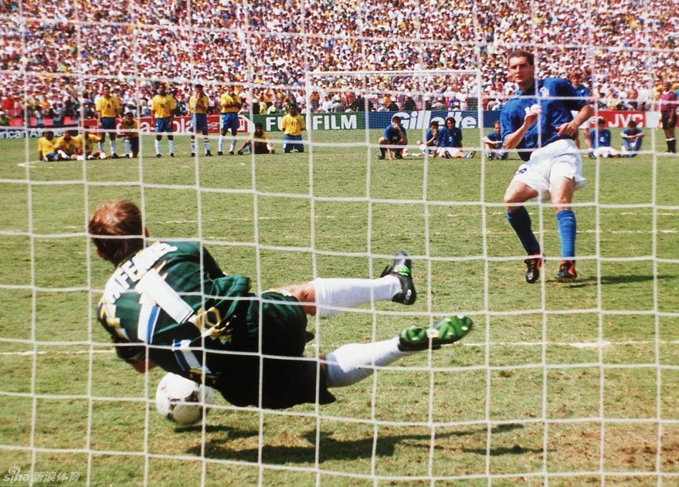 1994年世界杯决赛点球大战，巴西门将塔法雷尔扑出马萨罗的射门。