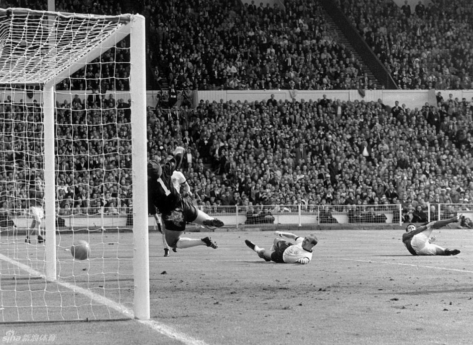 1966年世界杯小组赛最后一轮，巴西1-3不敌葡萄牙小组出局，其中主力贝利因为肩部受伤，披着大衣中途黯然离场。