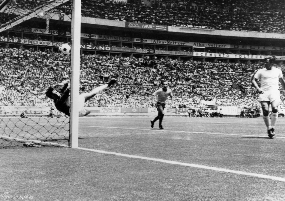 1970年世界杯，英国守门员班克斯对贝利的头球做出“世纪扑救”。