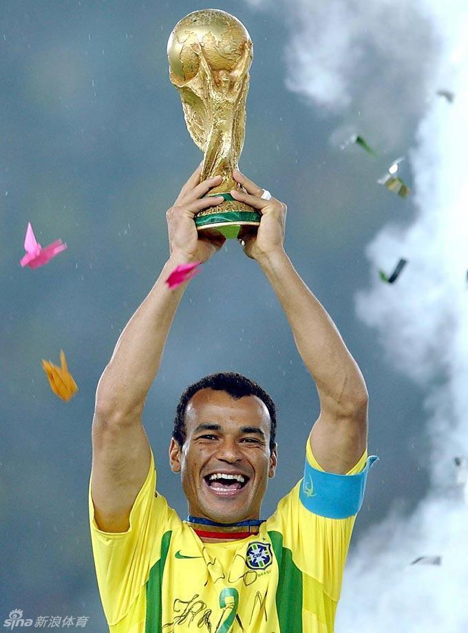 2002年世界杯，巴西夺冠，队长卡福举起世界杯冠军奖杯。