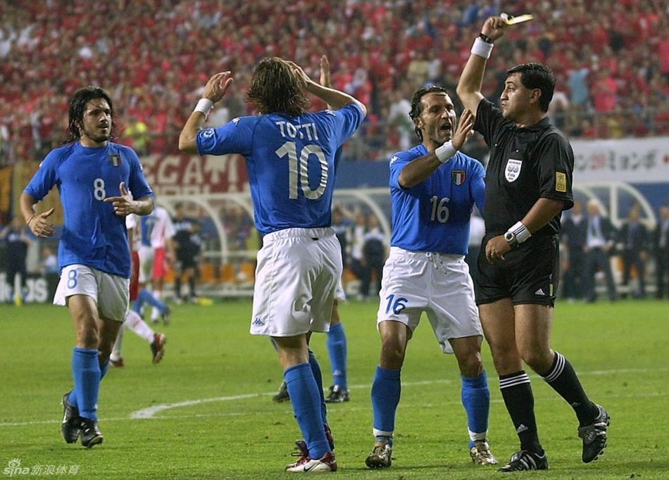 2002年世界杯，意大利对阵韩国，托蒂累计两张黄牌在比赛中途被红牌罚下。