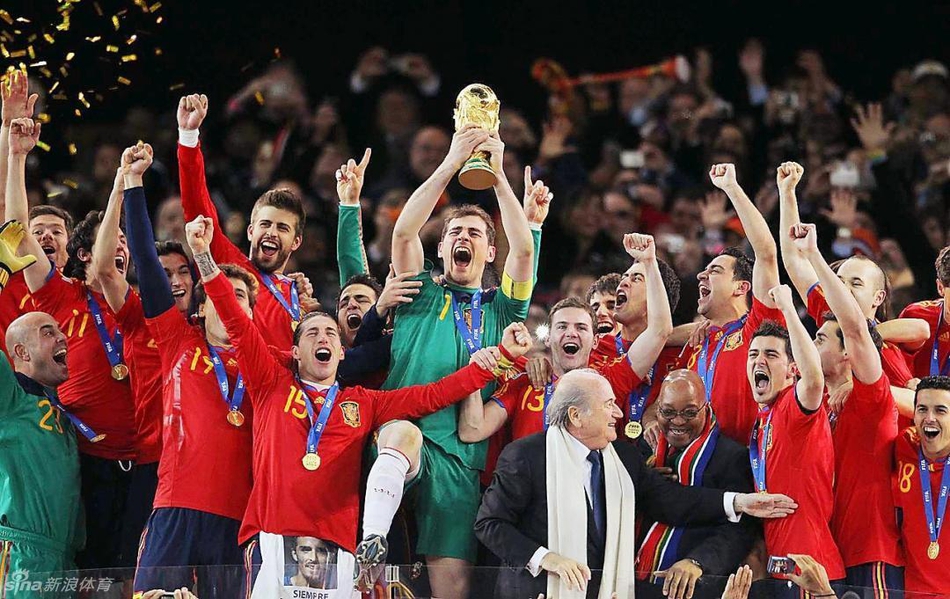 2010年世界杯决赛，西班牙夺冠，队长卡西利亚斯高举世界杯冠军奖杯。