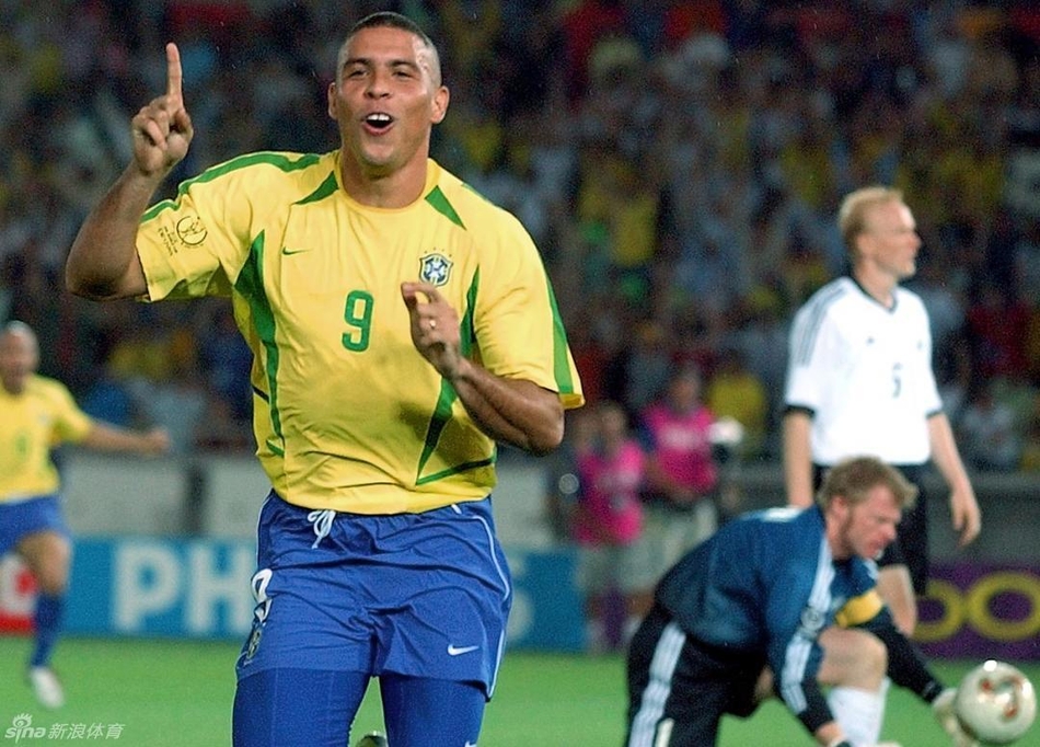 2002年世界杯决赛，巴西战胜德国夺冠，罗纳尔多进球后霸气庆祝。
