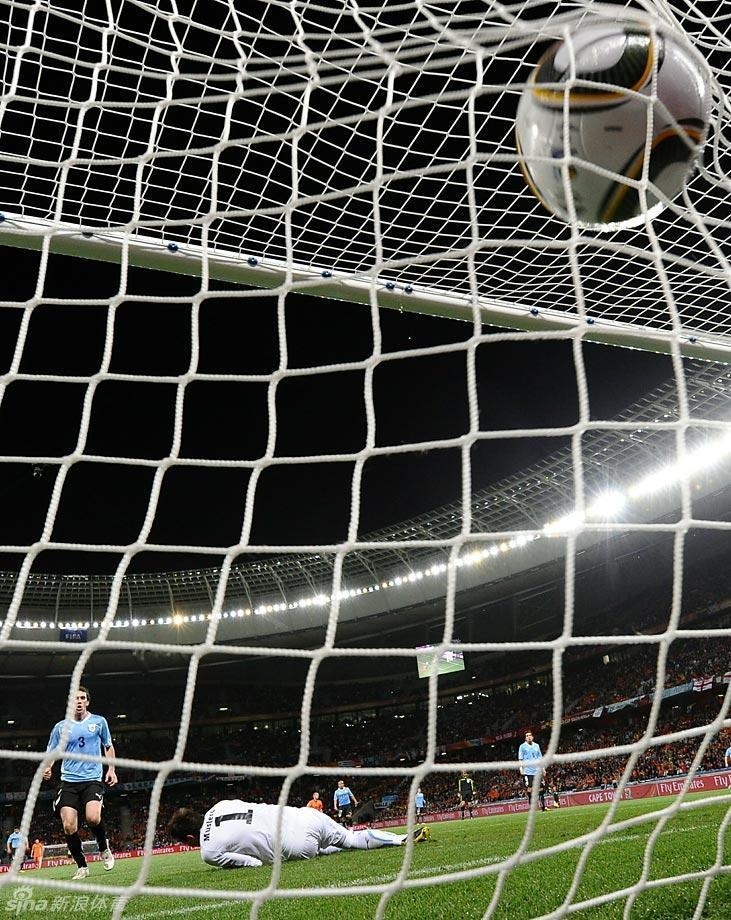2010年世界杯半决赛，乌拉圭对阵荷兰，范布隆克霍斯特爆射攻破穆斯莱拉把守的球门。