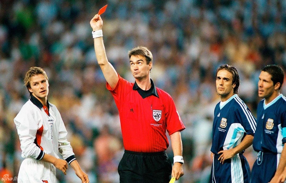 1998年世界杯，英格兰对阵阿根廷，贝克汉姆对西蒙尼犯规被红牌罚下。