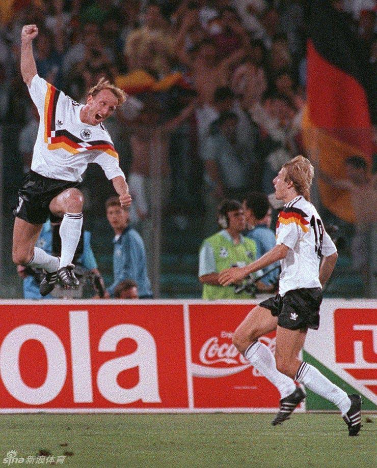 1990年世界杯决赛，西德战胜阿根廷夺冠，安德烈亚斯-布雷默打入唯一进球后，在队友克林斯曼面前庆祝。
