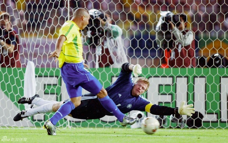 2002年世界杯决赛，巴西对阵德国，罗纳尔多晃过门将卡恩打入第一个进球。