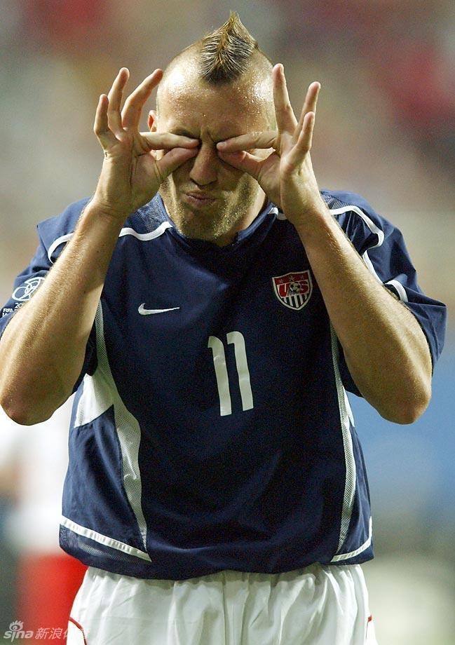 2002年世界杯，美国对阵波兰，克林特-马西斯的经典手势。