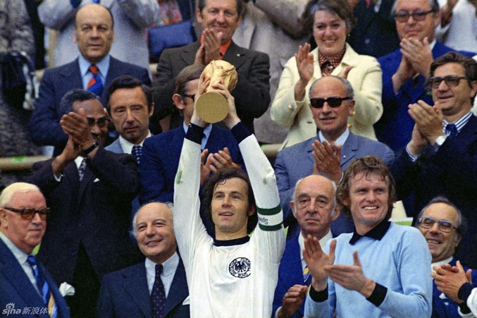 1974年世界杯决赛，西德队长贝肯鲍尔举起世界杯冠军奖杯。