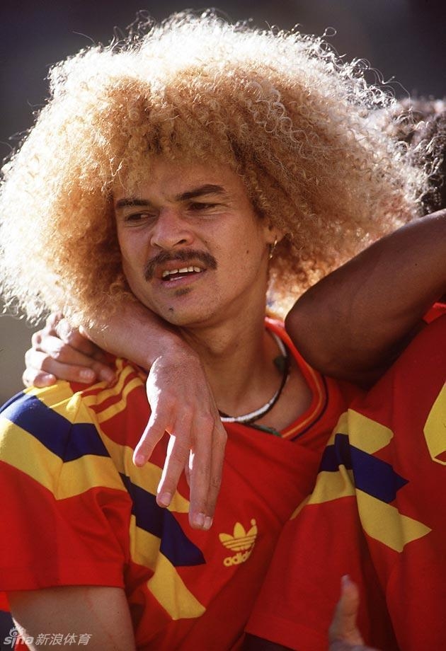 1990年世界杯，哥伦比亚球星卡洛斯-巴尔德拉马的炫酷造型引人注目。