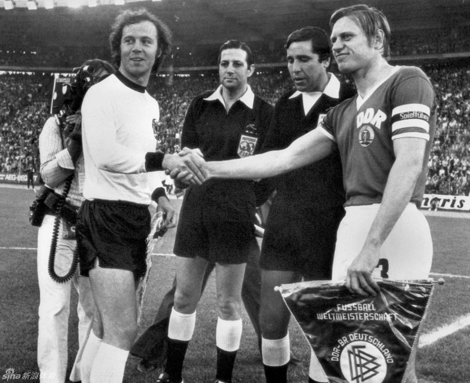 1974年世界杯，西德与东德对阵的历史时刻，贝肯鲍尔与贝恩德握手。