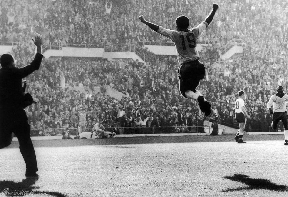 1962年世界杯决赛，巴西3-1击败捷克斯洛伐克夺冠，瓦瓦庆祝进球。