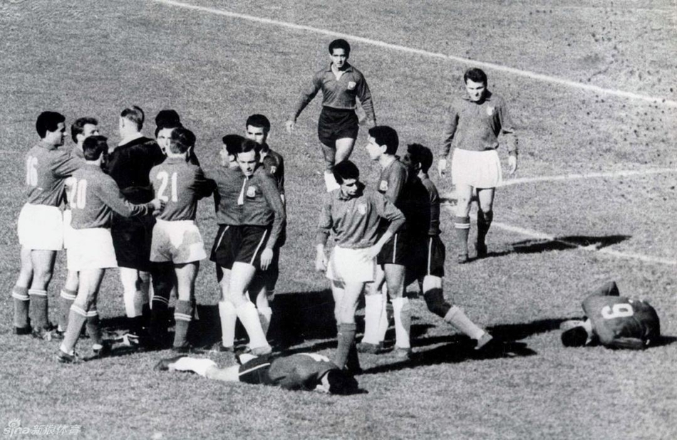 1962年智利世界杯堪称史上最血腥暴力一届，几乎每场比赛都有球员被罚出场外。著名“圣地亚哥之战”东道主智利小组赛2-0战胜意大利的比赛中，因为双方动作太过粗野，三度中断比赛，甚至需要警察进场维持秩序。