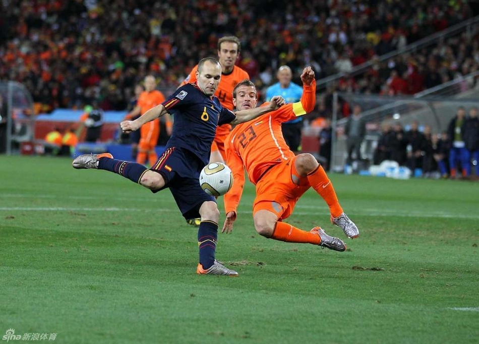 2010年世界杯决赛，西班牙对阵荷兰，伊涅斯塔的绝杀进球帮助西班牙首捧大力神杯。