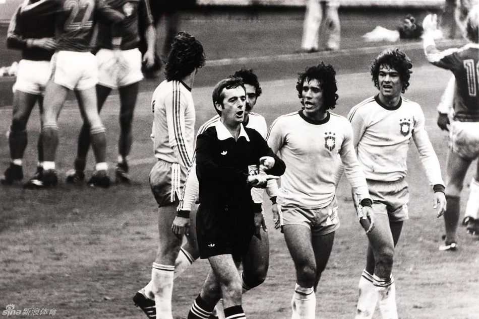 1978年世界杯，巴西对阵瑞典，愤怒的巴西球员围攻裁判。