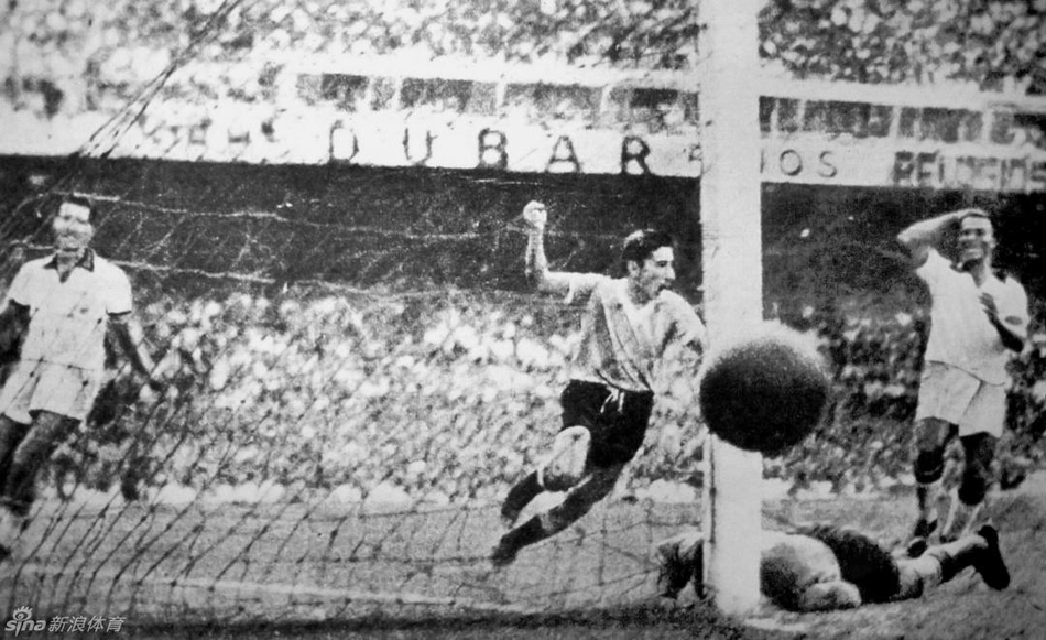 1950年，停办12年的世界杯在巴西恢复举办，首届冠军乌拉圭一路杀进决赛，最终在里约热内卢著名的马拉卡纳体育场2-1战胜东道主巴西，二度加冕，阿尔奇德-希吉亚打进制胜一球。