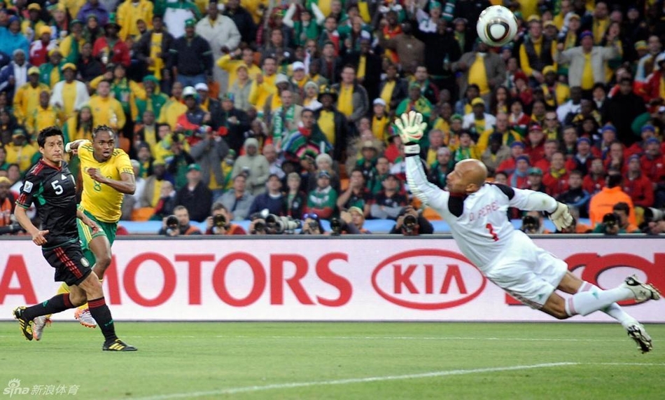 2010年南非世界杯揭幕战，东道主南非球员查巴拉拉的进球让整个体育场陷入喧闹的庆祝活动之中。