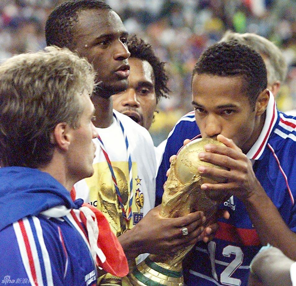 1998年世界杯决赛，法国击败巴西在本土赢得了世界杯冠军，亨利亲吻大力神杯。