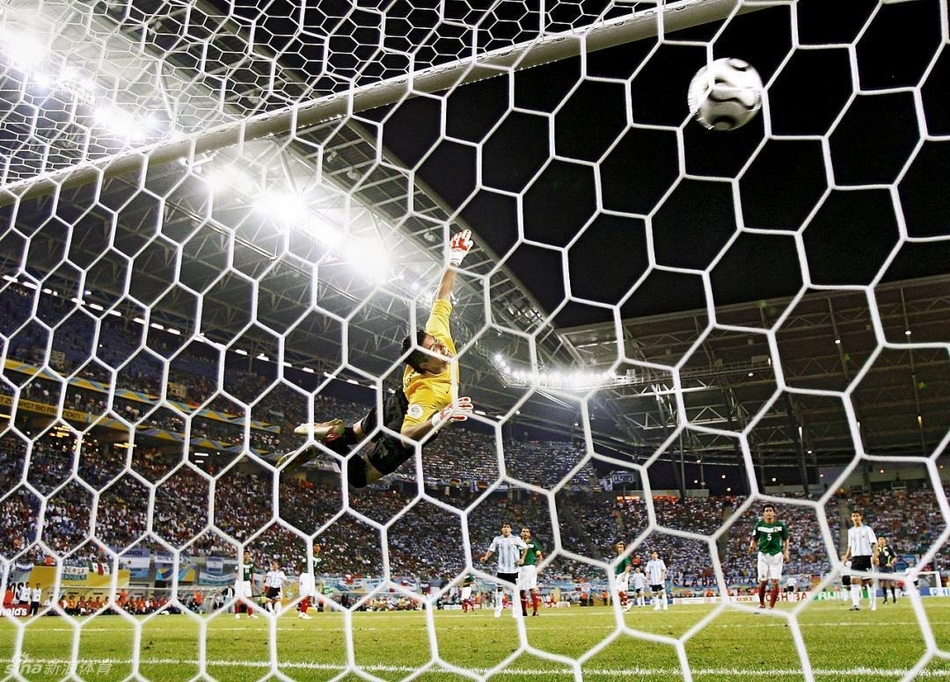 2006年世界杯，阿根廷对阵墨西哥，马克西-罗德里格斯凌空抽射破门技惊四座。