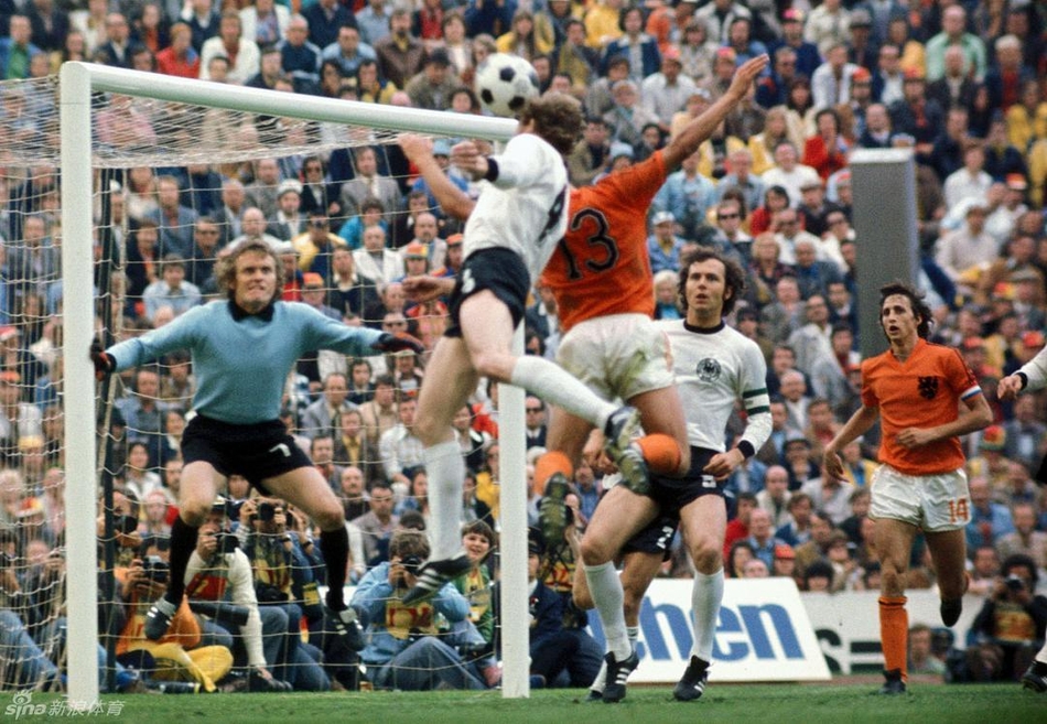 1974年世界杯决赛，西德2-1战胜荷兰夺冠。克鲁伊夫和贝肯鲍尔之间的对决成为这场比赛的焦点。