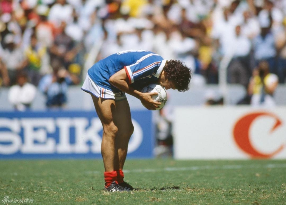 1986年世界杯四分之一决赛，法国对阵巴西，普拉蒂尼深情亲吻