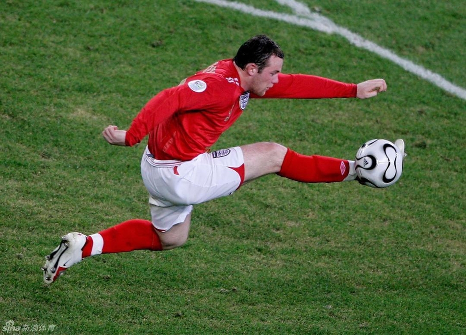 2006年世界杯小组赛，英格兰对阵瑞典，鲁尼跃起控球。