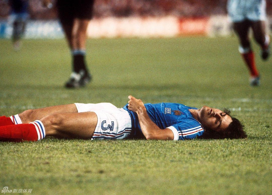 1982年世界杯半决赛，法国与联邦德国打成1比1时，法国替补巴蒂斯通形成单刀，出击的德国门将舒马赫将他撞倒在地，巴蒂斯通被撞掉3颗牙齿，立即人事不醒，而舒马赫还若无其事地一边做着伸展运动一边走回大门。