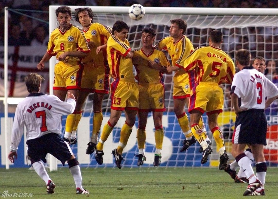 1998年世界杯，英格兰对阵罗马尼亚，贝克汉姆的任意球穿越罗马尼亚的人墙。