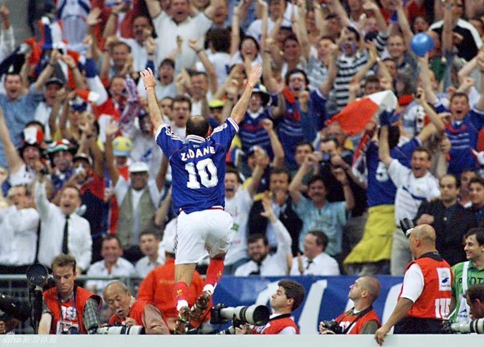 1998年世界杯决赛，法国对阵巴西，齐达内激情一跃庆祝进球。