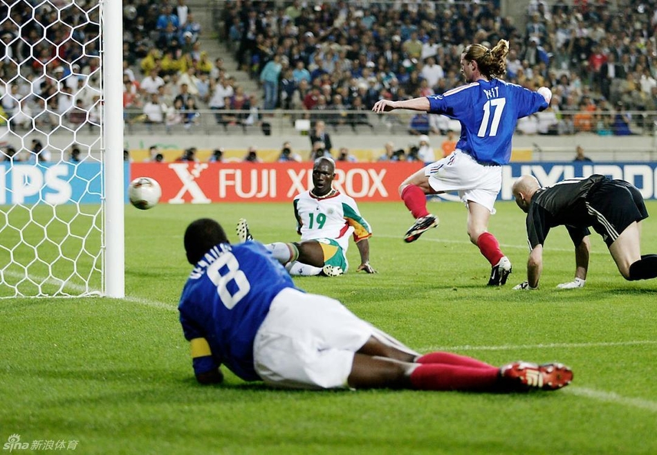 2002年世界杯揭幕战，塞内加尔1-0击败卫冕冠军法国队，打入全场唯一进球的帕帕-博巴-迪奥普。