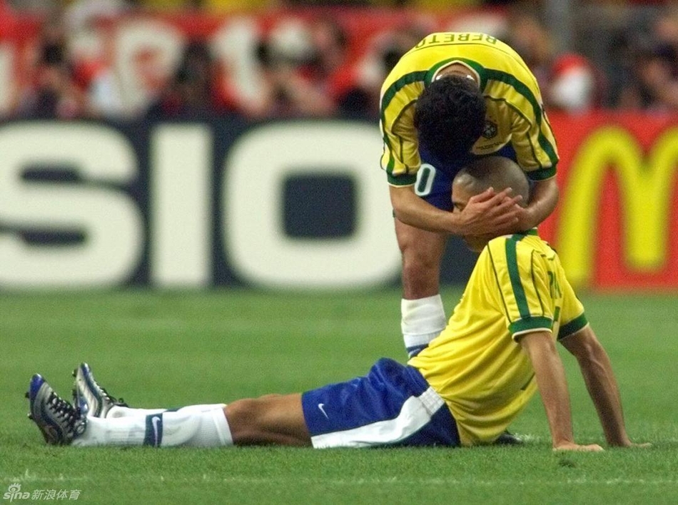 1998年世界杯决赛，法国击败巴西夺冠，赛后垂头丧气的罗纳尔多接受队友贝贝托的安慰。
