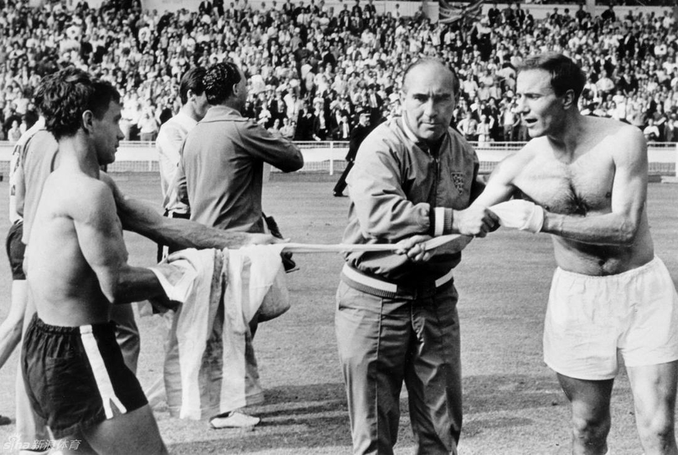 1966年英格兰世界杯1/4决赛，英格兰遭遇阿根廷，结果场面火药味一场浓烈，双方球员多次爆发冲突，英格兰主教练阿尔弗-拉姆塞不得不上场亲自阻止乔治-科亨与阿尔贝托-冈萨雷斯的冲突。