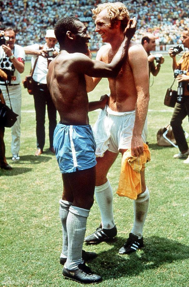 1970年墨西哥世界杯小组赛，巴西1-0战胜英格兰，赛后贝利和博比-摩尔交换球衣，互相拥抱。