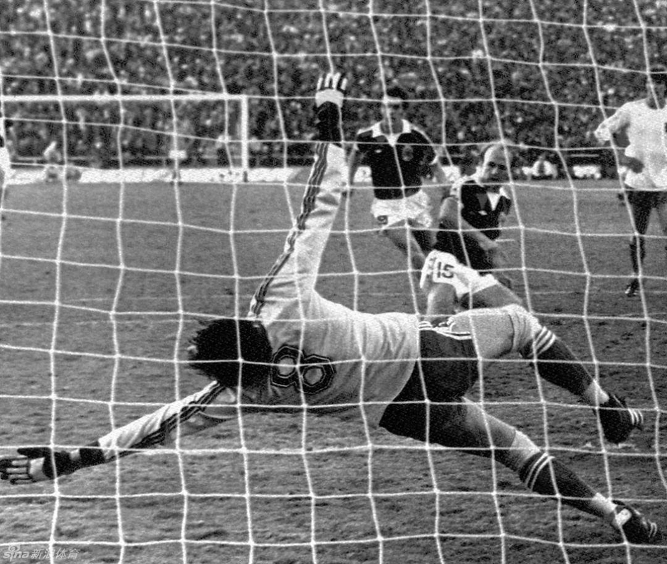 1978年世界杯决赛，英格兰对阵荷兰，阿奇-格米尔破门。