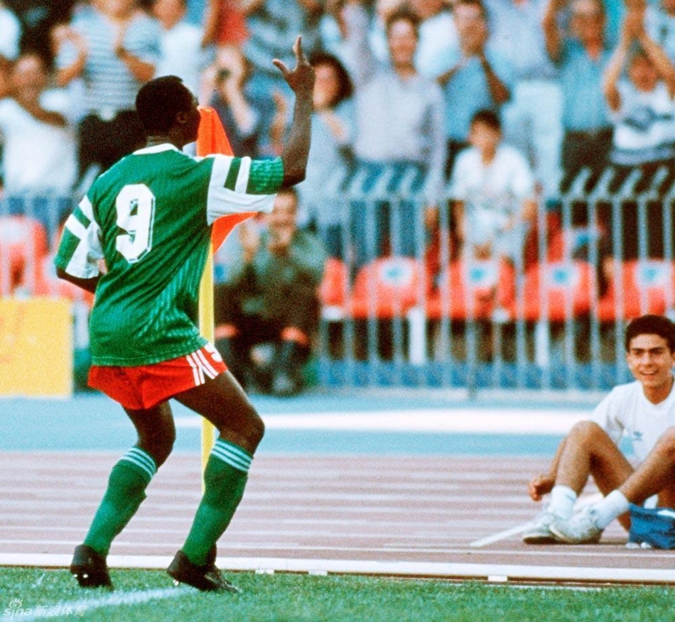 1990年世界杯，喀麦隆对阵哥伦比亚，“米拉大叔”罗杰-米拉进球后在角旗杆旁跳舞。