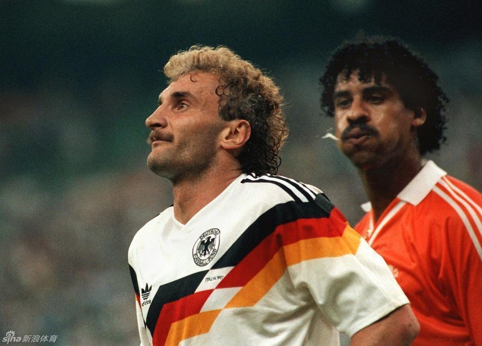 1990年世界杯，荷兰八分之一决赛对阵德国，德国球员沃勒尔对里杰卡尔德进行种族歧视方面的漫骂，里杰卡尔德忍无可忍，在一次犯规后对沃勒尔吐口水，最终两人双双被罚下，最终荷兰1：2负于德国。