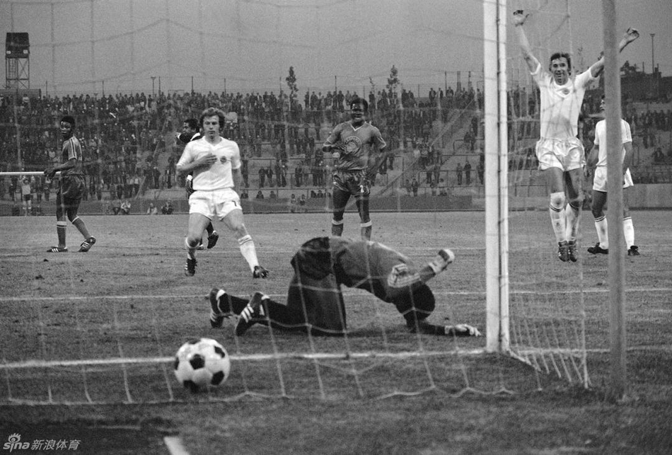 1974年世界杯，南斯拉夫9-0大胜扎伊尔，扎伊尔的替补门将图比兰杜捶地。