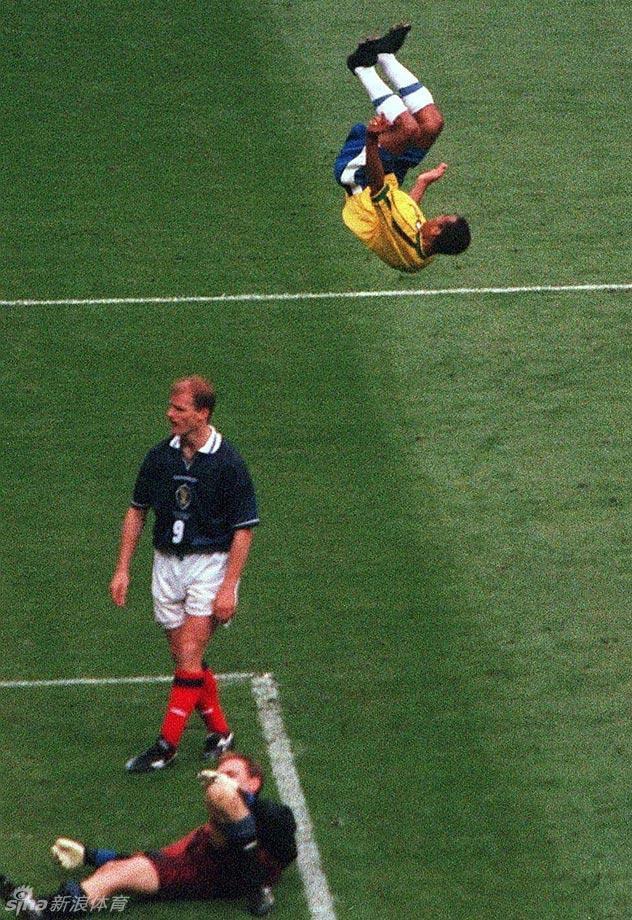1998年世界杯，巴西对阵苏格兰，巴西右后卫卡福进球后后空翻庆祝。