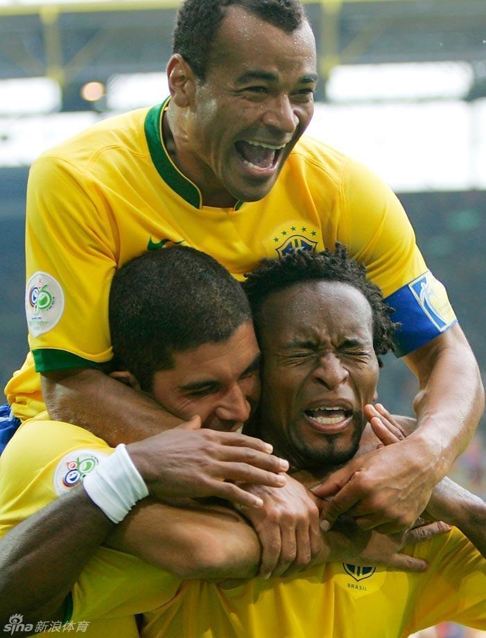 2006年世界杯，巴西战胜加纳赛后，巴西三员猛将拥抱在一起庆祝。