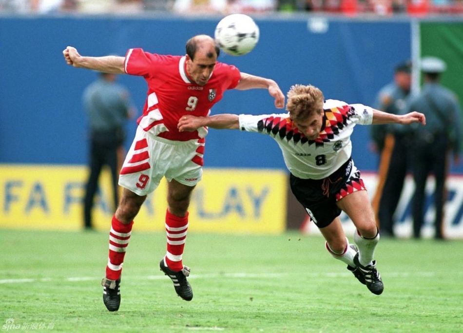 1994年世界杯四分之一决赛，保加利亚2-1战胜德国，莱切科夫飞身头球。