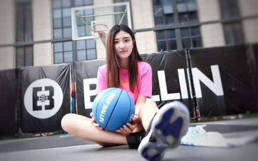林雪慧，传说中中国最性感篮球女神，身材高挑，技术也属于一流水准！她已经是CUBA女篮退役选手了，更是曾入选过国内的青年女篮。要说打篮球的姑娘身材不好，她就不乐意了……